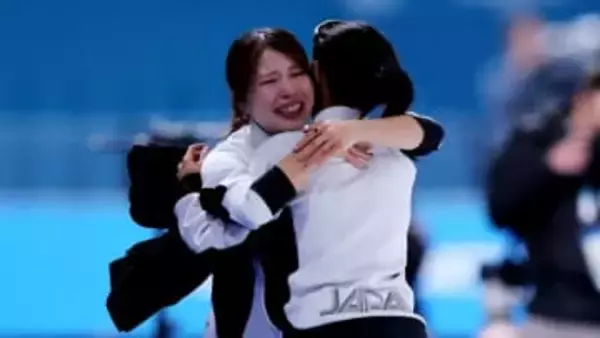 パシュート銅の佐藤綾乃が「オリンピックへの挑戦はこれで終わり」3大会共に戦った髙木美帆と五輪マーク前でラブラブショット