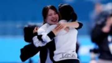 パシュート銅の佐藤綾乃が「オリンピックへの挑戦はこれで終わり」3大会共に戦った髙木美帆と五輪マーク前でラブラブショット