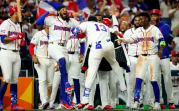 【WBC】ドミニカ共和国のHRセレブレーションが元気爆発　選手全員飛び出す勢いでまるでサヨナラの空気　試合はまだ6回