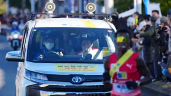 【箱根駅伝】監督の声かけにもドラマが？城西大初の留学生ランナーに英語カンペで挑む　うまく伝えられず苦笑いも区間新の快走