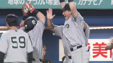巨人捕手陣の絆　甲斐拓也の勝利に導く一発に小林誠司＆大城卓三が大興奮