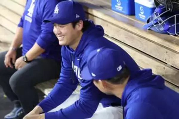 【大谷翔平】2戦連続スタメン外も8回からベンチに登場　明るい表情、山本由伸と談笑　タッカーとハイタッチし白い歯こぼす
