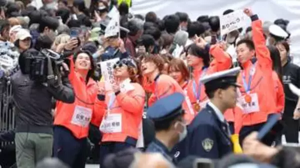 「TEAM JAPAN応援感謝パレード」は“約5万人”が沿道へ　ビルの中から動画を撮るファンの様子も