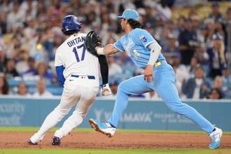 大谷翔平の走塁ミス？それともトリックプレー？　 挟殺プレーでアウトとなった直後　ベンチで3塁ランナーのロハスとコミュニケーション