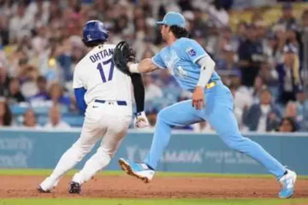 大谷翔平の走塁ミス？それともトリックプレー？　 挟殺プレーでアウトとなった直後　ベンチで3塁ランナーのロハスとコミュニケーション