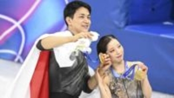 りくりゅうがお互いにメダル授与　身長差のある2人はそれぞれ膝をついて輝く金のメダルを相手の首へ　1日で5.7万いいね！記録