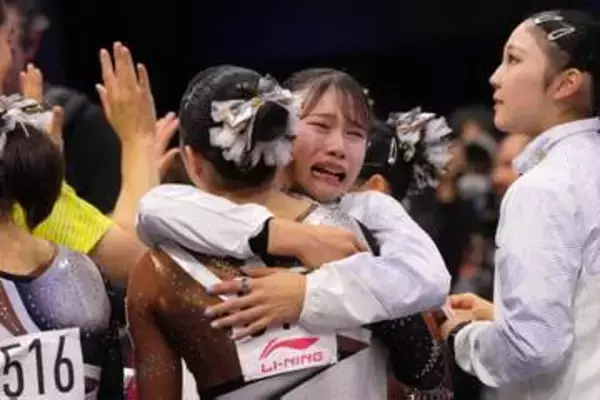 【世界体操】女子団体・日本が銅メダルでロス五輪出場権獲得　手を取り合い最終結果待つ仲間　歓喜の瞬間、涙で抱擁