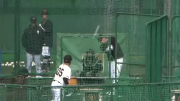 巨人新助っ人ダルベックが自慢のパワーを披露　フリー打撃で左中間スタンド中段へ　球場から「おおお！」