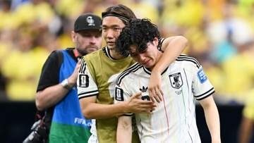 失意の田中碧　悔し涙が止まらずピッチを去る　直後も気持ちの切り替えできずJFA仕切りのカメラの前もうつむいて通り過ぎる