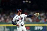 「【WBC】米代表ボビー・ウィットJr.が驚愕ファインプレー連発!!　鋭い打球をグラブ先でダイビングキャッチ、上半身だけで1塁送球　花形ショートの超絶美技」の画像1