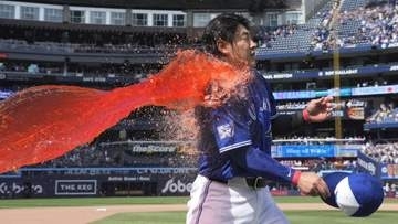 ウオーターシャワーがまるでマントのよう？　“慣れてきた”岡本和真に2杯の手荒い祝福　19試合ぶりの一発が決勝弾に