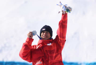 「金メダルへの想像力が湧く1日」堀島行真が銀メダル　表彰台ではVサインで笑顔【男子デュアルモーグル】