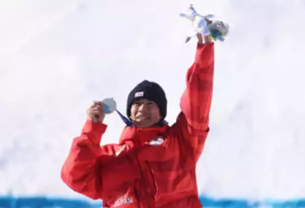 「金メダルへの想像力が湧く1日」堀島行真が銀メダル　表彰台ではVサインで笑顔【男子デュアルモーグル】