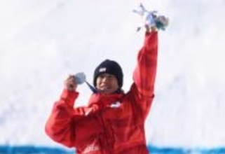 「金メダルへの想像力が湧く1日」堀島行真が銀メダル　表彰台ではVサインで笑顔【男子デュアルモーグル】