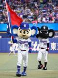 「【中日】マリオコラボ試合　ドアラとブラックドアラが芝に座り込みマリカーに熱中　地面にタブレット端末置き観客に見向きもせず」の画像1