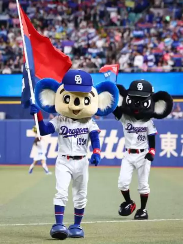 【中日】マリオコラボ試合　ドアラとブラックドアラが芝に座り込みマリカーに熱中　地面にタブレット端末置き観客に見向きもせず