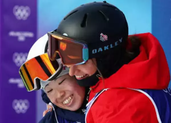 女子モーグル冨髙日向子がライバルにみせた行動　僅差でメダル獲得のフランス選手にハグ「4年で成長できた」