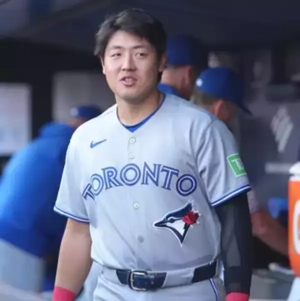 岡本和真　小さなファンとのかわいい交流　目線合わすように終始しゃがむ　球団公式X「忘れられない思い出！」3試合連続でヒットなしも好守備で勝利に貢献