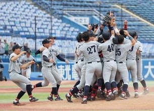 関大が約半世紀ぶりの優勝　エース米沢友翔が連投で5回無失点　接戦で慶大を破る