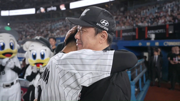 【ロッテ】指揮官が見せた温かな笑顔　唐川侑己を抱きしめ優しく頭を“ポンポン”　プロ19年の躍動をねぎらう