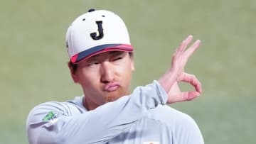 【侍ジャパン】大勢の剛速球を中山礼都が倒れ込みながらしっかり捕球　ベンチで見つめた山本由伸＆菊池雄星もビックリ