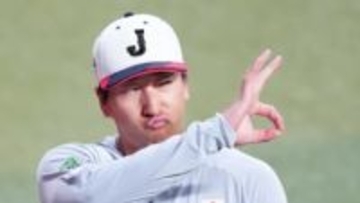 【侍ジャパン】大勢の剛速球を中山礼都が倒れ込みながらしっかり捕球　ベンチで見つめた山本由伸＆菊池雄星もビックリ