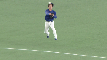 【中日】福永裕基が好守備披露　華麗なジャンピングスローで安打阻止