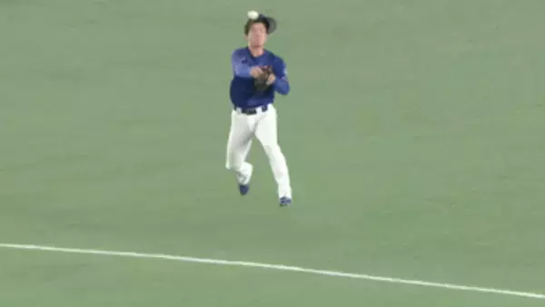 【中日】福永裕基が好守備披露　華麗なジャンピングスローで安打阻止