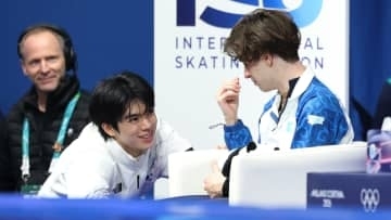 フィギュア選手らのリスペクト止まず　メダルなしの4位の韓国選手が大逆転で金を獲得したカザフスタンの選手へ笑顔でハグの祝福
