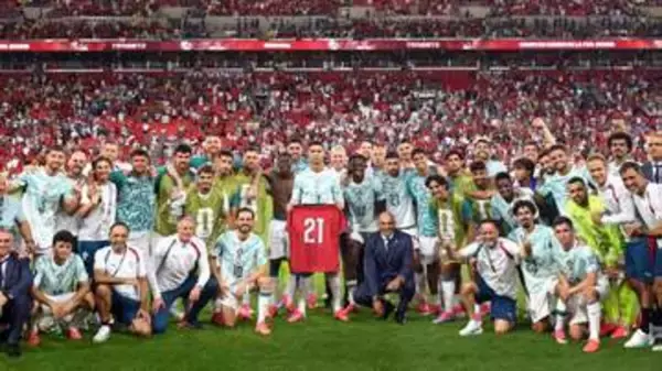 【W杯】試合後にポルトガル代表が1枚の写真をポスト　死力を尽くし笑顔の選手たちの中央には…笑顔なし勇猛なロナウドが仁王立ち　手にはジョタのユニ掲げる