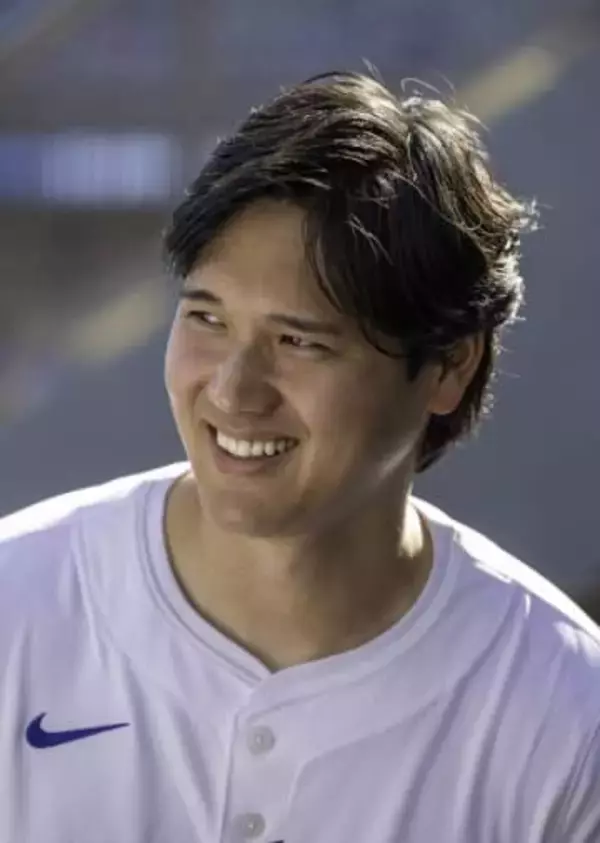 大谷翔平　今季も右腕にはサポーターをつけて自主トレ　同僚らと会話し笑顔見せる姿も