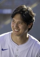 大谷翔平　今季も右腕にはサポーターをつけて自主トレ　同僚らと会話し笑顔見せる姿も