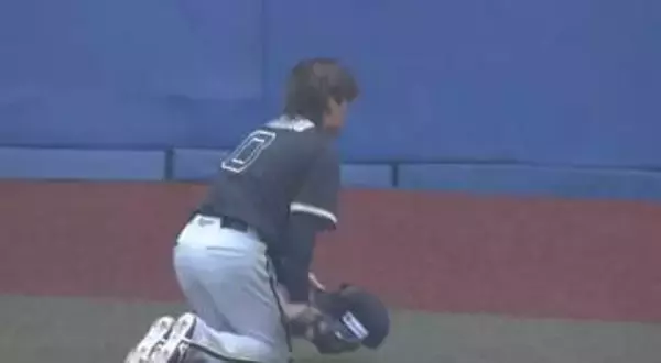【オリックス】センター渡部遼人のビッグプレーで失点阻止　大飛球を背走からのダイビングキャッチ　体投げだし目一杯伸ばしたグラブで見事捕球