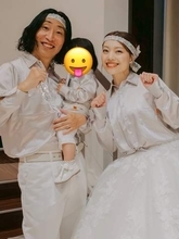 ゆってぃ 49歳、結婚式を報告　おそろい衣装で家族3ショット　石川あんなと結婚5年目