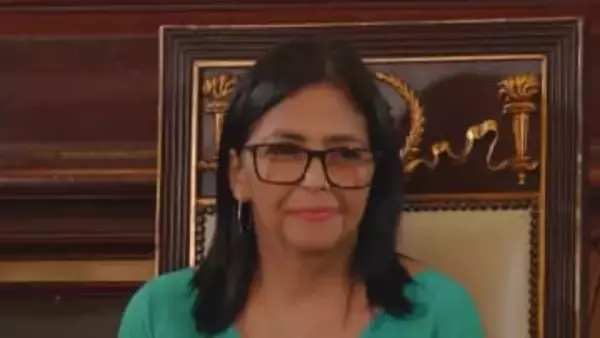 ベネズエラ副大統領　暫定大統領に正式就任