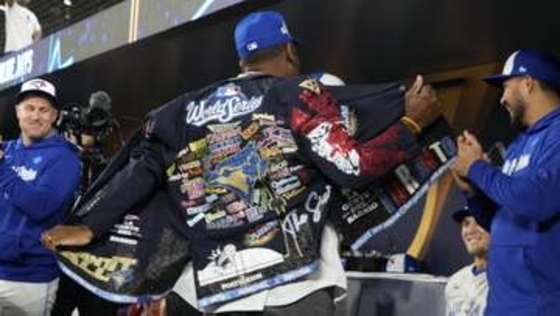 岡本和真「日本にいる時からジャケット着るのかっこいいなと」豪快メジャー初アーチで念願の“バリオ・ジャケット”に袖を通す