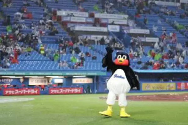 「【つば九郎】神宮に登場し大歓声　池山監督と強く握手＆イニング間にはバズーカキャッチ　「おかえり」とスタンドのファン」の画像