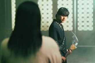 山﨑賢人主演の『キングダム』最新作　戦場を駆ける信、万極の鬼気迫る表情など新たな場面写真解禁