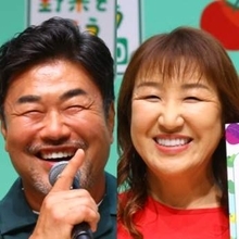 佐々木健介＆北斗晶「私たちが収穫している横で泥遊び」　2歳の孫娘との農作業にデレデレ