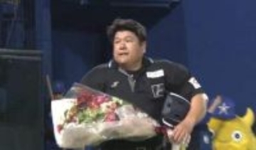 【プロ野球】敷田直人審判員が史上77人目の通算2000試合出場達成　記念撮影で「卍ポーズ」披露