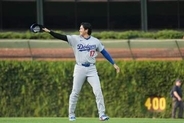 【大谷翔平】鈴木誠也との“極短”挨拶をMLBが紹介　試合前恒例の交流、忙しすぎた？雑な感じが逆に仲良し!? 　互いに小走りで近寄り、全然目合ってない挨拶が話題に