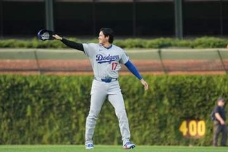 【大谷翔平】鈴木誠也との“極短”挨拶をMLBが紹介　試合前恒例の交流、忙しすぎた？雑な感じが逆に仲良し!? 　互いに小走りで近寄り、全然目合ってない挨拶が話題に