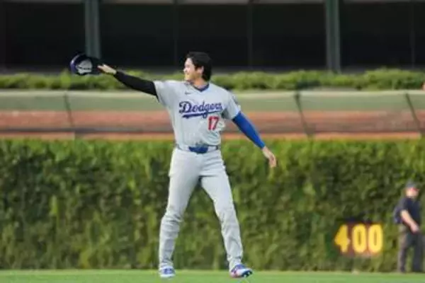 【大谷翔平】鈴木誠也との“極短”挨拶をMLBが紹介　試合前恒例の交流、忙しすぎた？雑な感じが逆に仲良し!? 　互いに小走りで近寄り、全然目合ってない挨拶が話題に