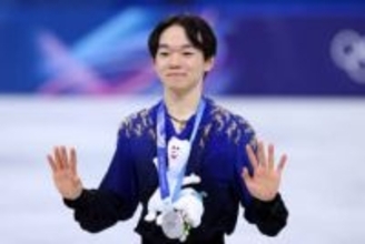 鍵山優真『銀メダル＆マスコット』をオシャレに飾る　メダル表彰でも芸術点の高さ【フィギュア】