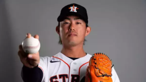 【アストロズ】今井達也がボール片手にキリッ　初の“フォトデー”でポーズ決める　20日はドジャースのフォトデー