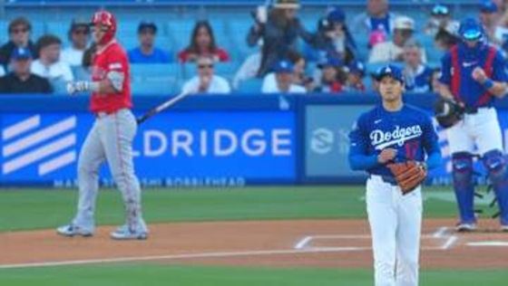 大谷翔平がニヤリ　笑顔→真顔のギャップを見せる　トラウトの打席で見せた元同僚への敬意