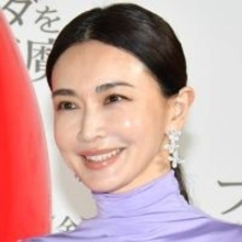 長谷川京子「普段、私が選ばないような服をあえて」 紫ドレスで登場　装いのポイントを語る