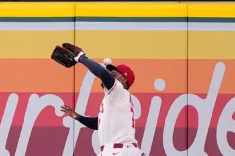 【MLB】中日・宇野“伝説の珍プレー”超え!?　エンゼルス・アデルの頭部にフライが直撃→大きく跳ね返ったボールはまさかのホームランに…