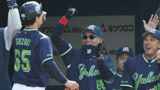 ヤクルト・池山監督は“ガラガラ声”で「野球は最後まで分からないね」　劇的サヨナラ勝利に大興奮