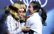 中井亜美が金メダルのアリサ・リウからもらった感動の言葉　涙する中井の背中をさすり“30秒間”歓喜のハグ